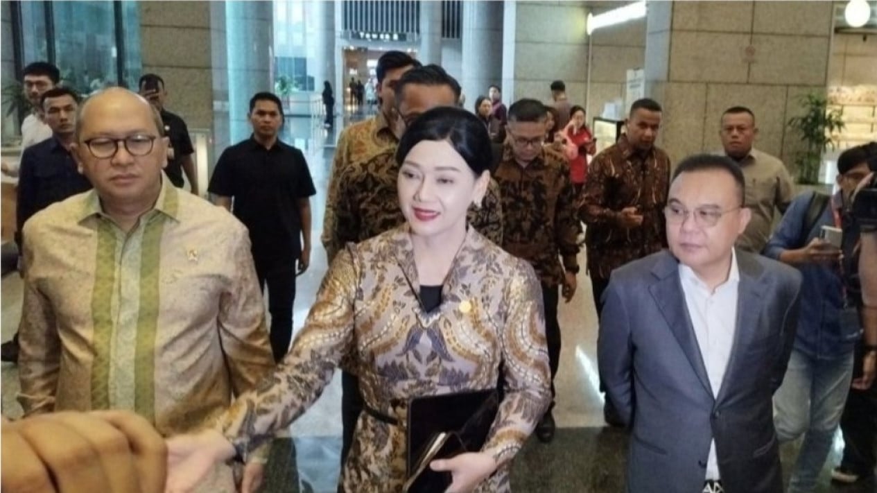 ihsg-anjlok-3,08-persen,-danantara,-ojk-hingga-dpr-geruduk-bei