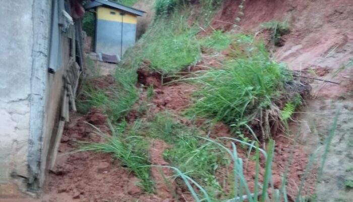 Longsor Terjang Belasan Rumah Warga di Desa Kubang Tangah