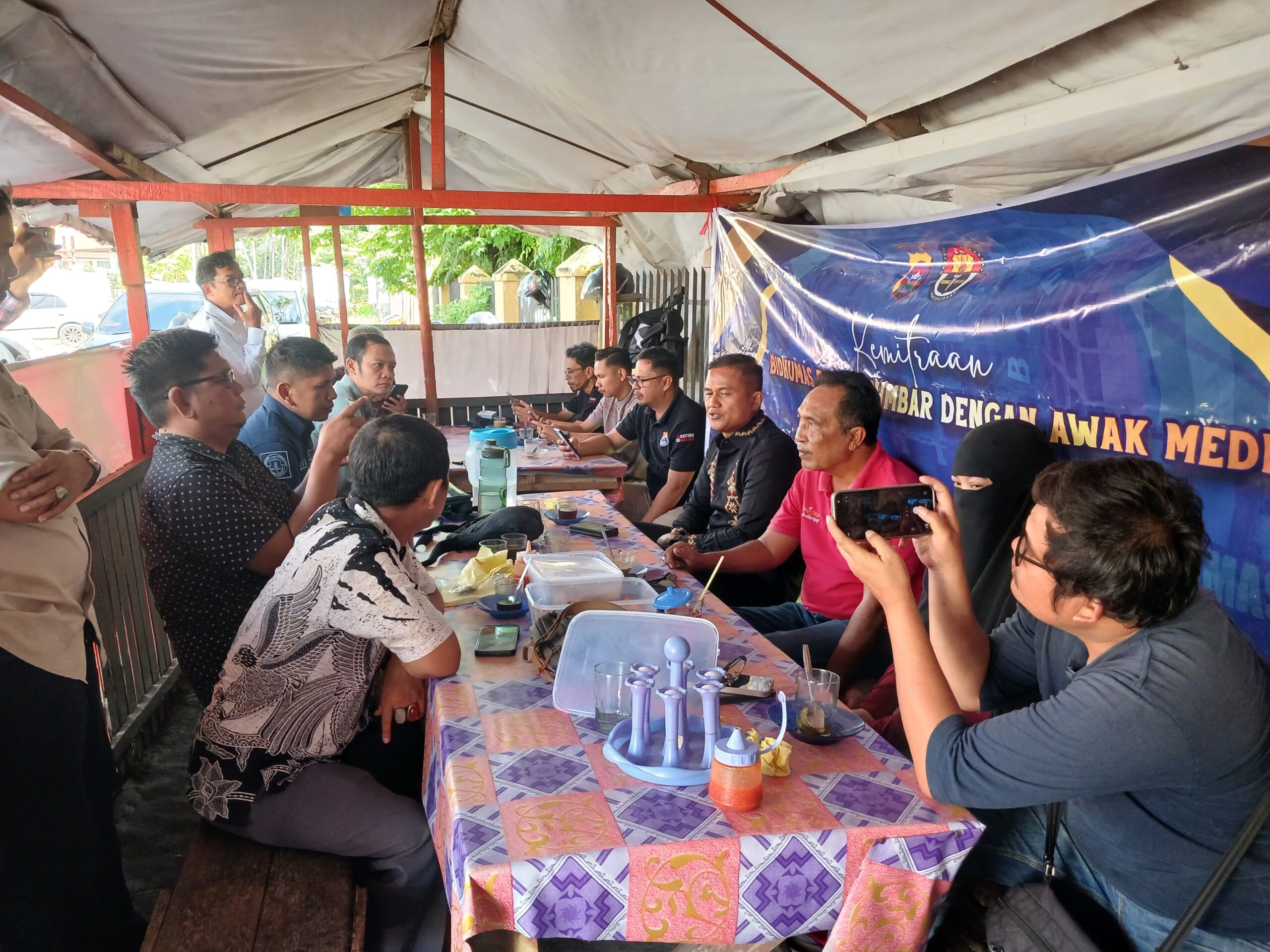 kasubbid-penmas-bidhumas-polda-sumbar-kompol-adhi-jais-ngopi-bareng-dengan-awak-media-di-posko-teh-talua
