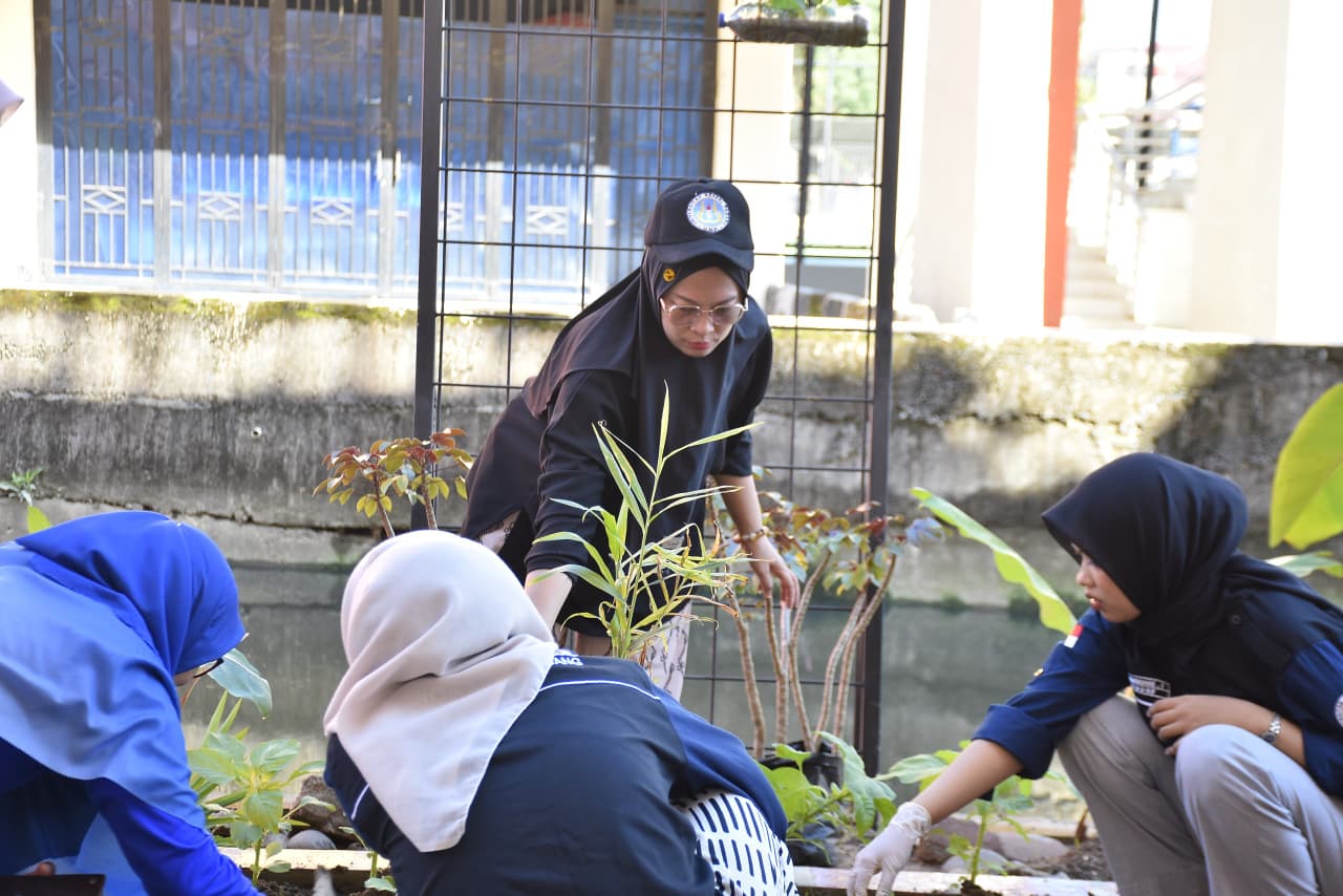 dukung-sdgs-dan-ui-greenmetric,-fpp-unp-hijaukan-kampus-lewat-tanam-tanaman-produktif