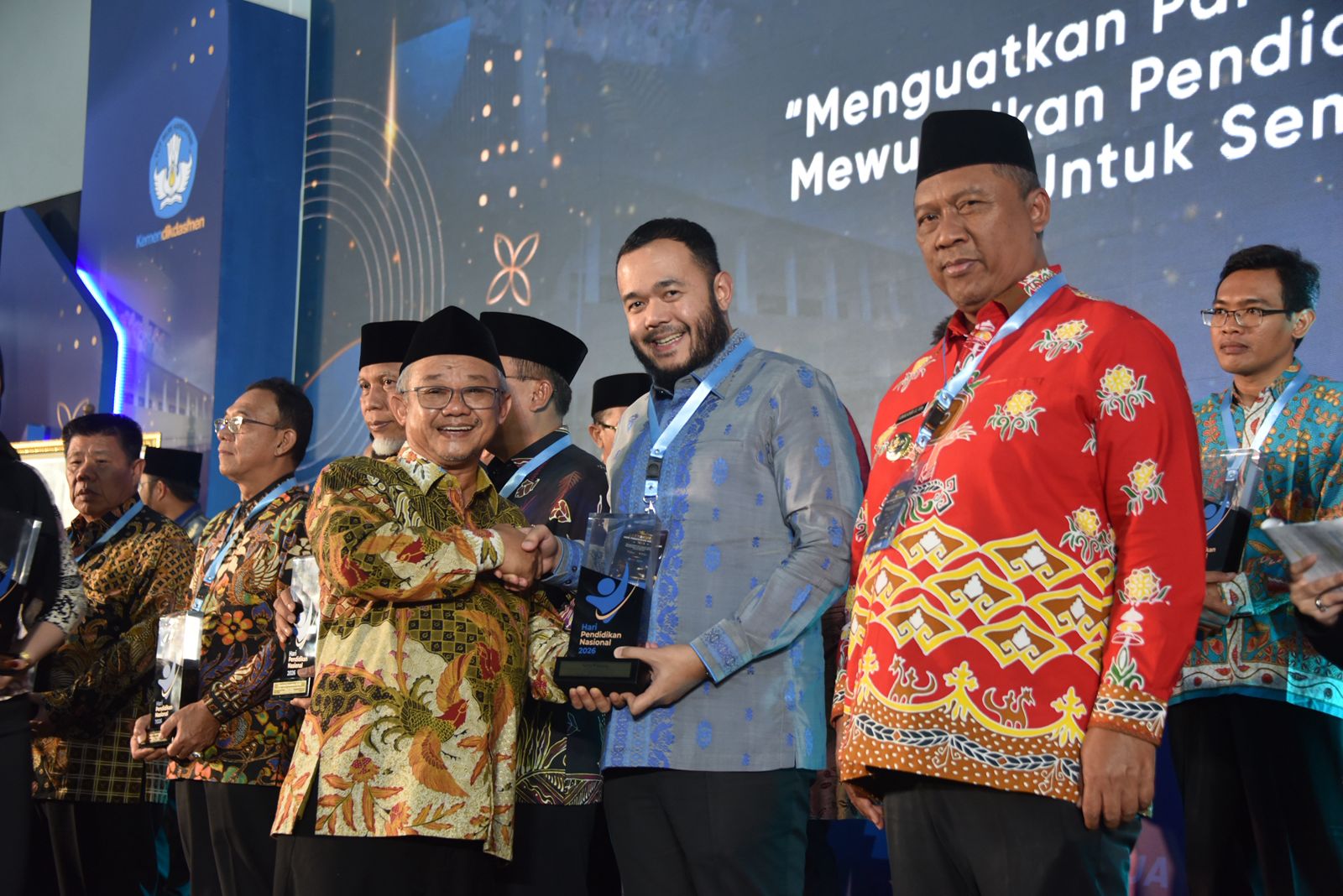 terbaik-validitas-data-pendidikan-wako-fadly-amran-terima-penghargaan-dari-kemendikdasmen
