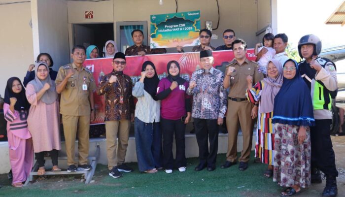 Telkomsel Salurkan Hewan Kurban bagi Warga Huntara Kota Padang