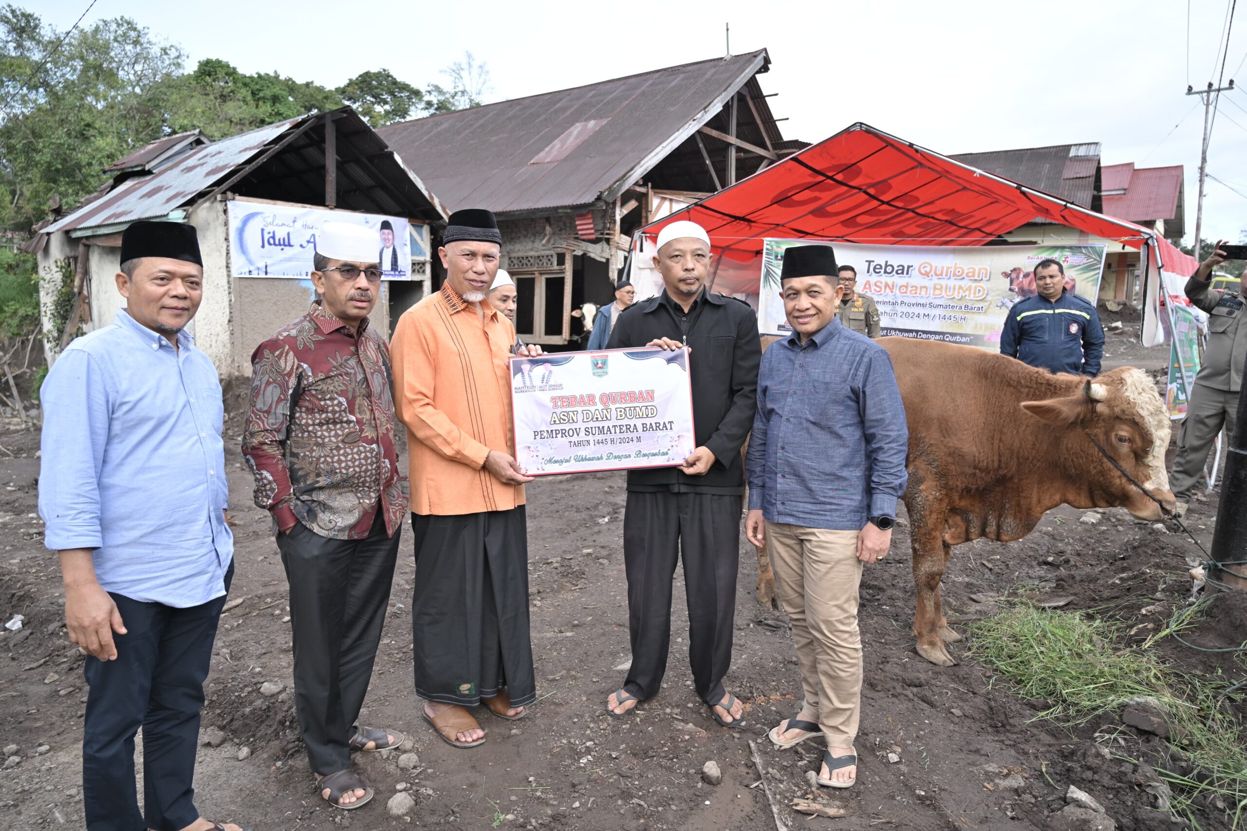 pemprov-sumbar-salurkan-140-ekor -sapi-dan-33-kambing-ke-berbagai-daerah