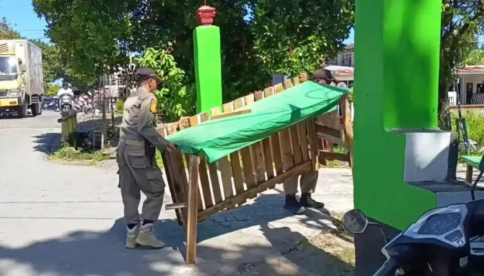 Satpol PP Padang Tertibkan Lapak Pedagang di Fasilitas Umum