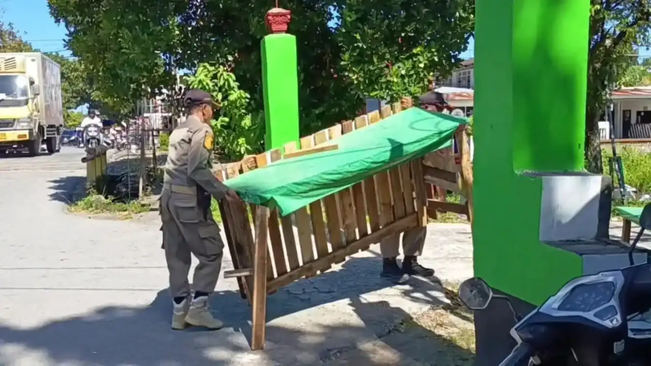 satpol-pp-kota-padang-tertibkan-lapak-pedagang-di-fasilitas-umum