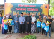 berbagi-keberkahan,-kapolres-pessel-bagikan-daging-kurban-dan-sembako