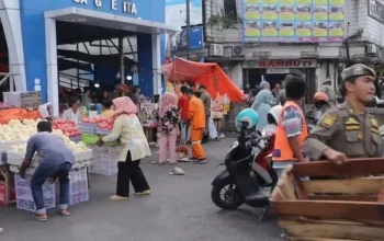 Satpol PP Padang Tertibkan Pedagang di Fasilitas Umum