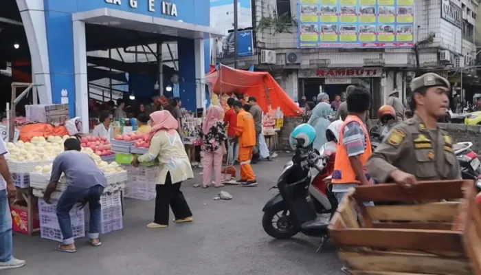 Satpol PP Padang Tertibkan Pedagang di Fasilitas Umum
