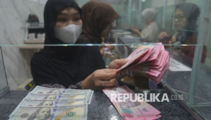 Rupiah Melemah ke Rp17.881, Pasar Cermati Harga Minyak dan Suku Bunga