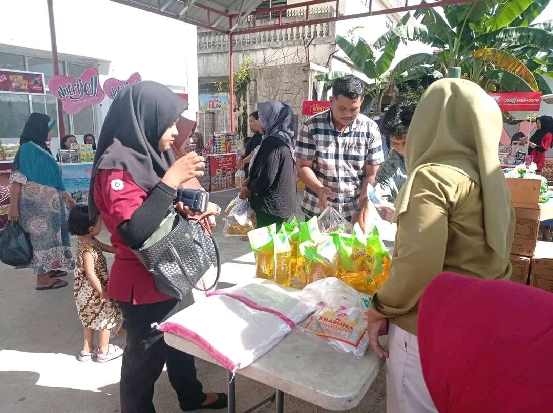Hari pertama Operasi Pasar Murah dipusatkan di Tempat Evakuasi Sementara (TES) Jalan Pinang Sori II, Kelurahan Air Tawar Timur, Kecamatan Padang Utara, Selasa (19/5/2026.