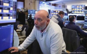 Wall Street Terkoreksi Setelah Rekor, Saham HPE Melonjak Berkat AI