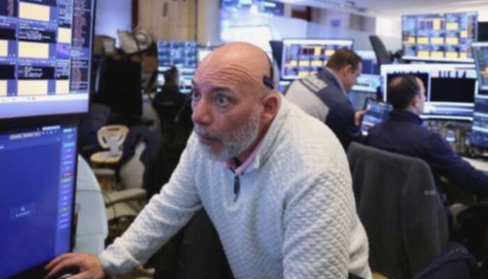Wall Street Terkoreksi Setelah Rekor, Saham HPE Melonjak Berkat AI