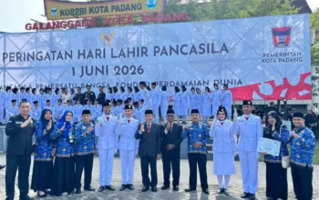 Empat Siswa MAN 2 Padang Kibarkan Bendera Hari Pancasila