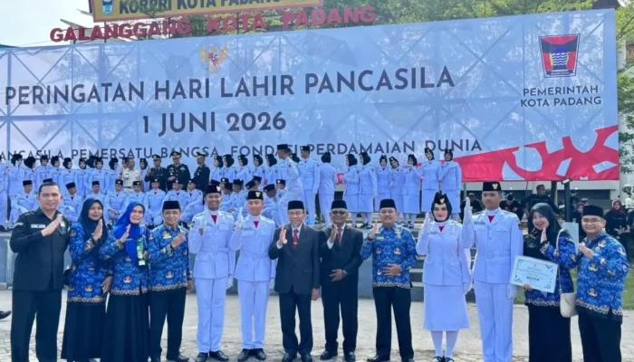 Empat Siswa MAN 2 Padang Kibarkan Bendera Hari Pancasila