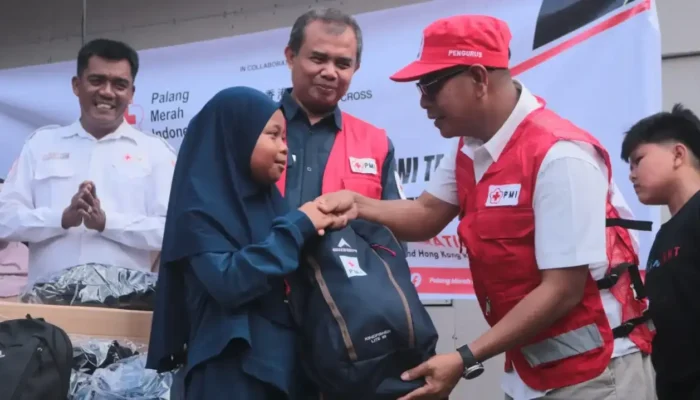 PMI Sumbar Salurkan Seribu Lima Ratus Perlengkapan Sekolah Siswa