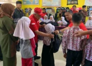 pmi-sumatera-barat-serahkan-500-paket-school-kit-kepada-siswa-sd-di-tanah-datar