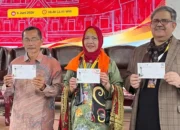 delegasi-dan-ketua-imlf-4-tandatangani-sampul-peringatan-imlf-4-100-tahun-jam-gadang