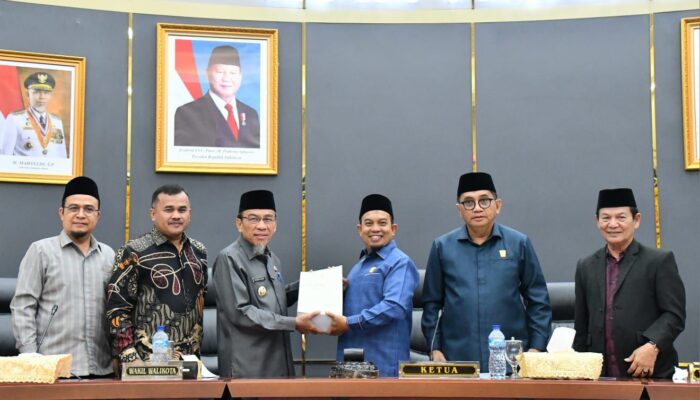 Pemkot Padang Raih WTP dan Serahkan Ranperda APBD 2025