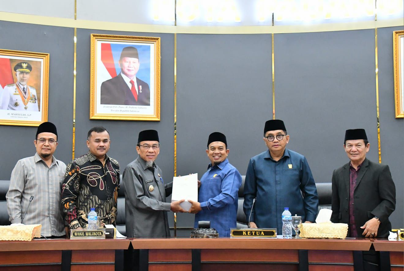 wawako-maigus-nasir-sampaikan-ranperda-lpkd-2025-kepada-dprd-padang