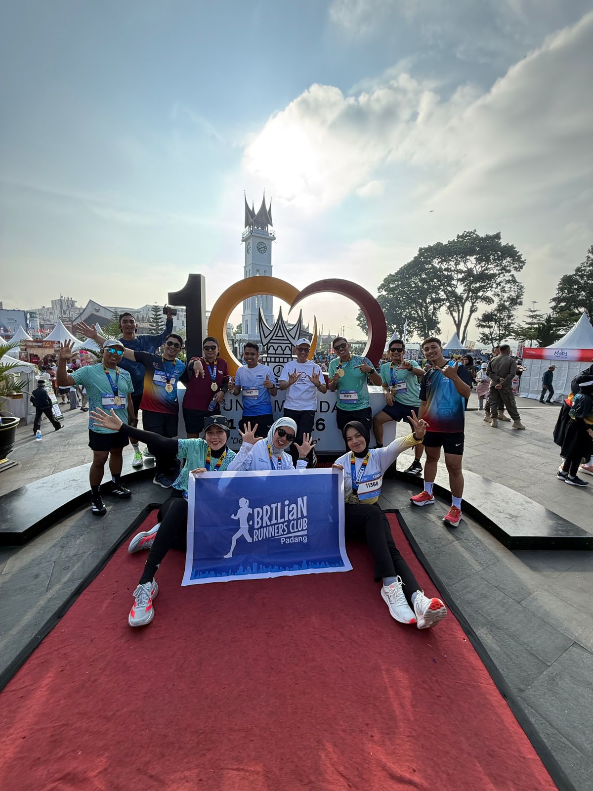 12-pelari-brilian-runners-padang-ikut-ramaikan-jam-gadang-run-2026