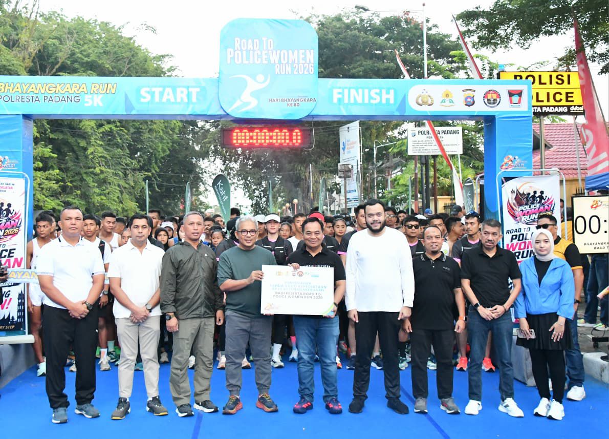 wako-fadly-amran-lepas-peserta-bhayangkara-run-polresta-padang-2026