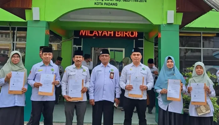 Kemenag Padang Serahkan SK Kenaikan Pangkat Tujuh Guru MAN 2