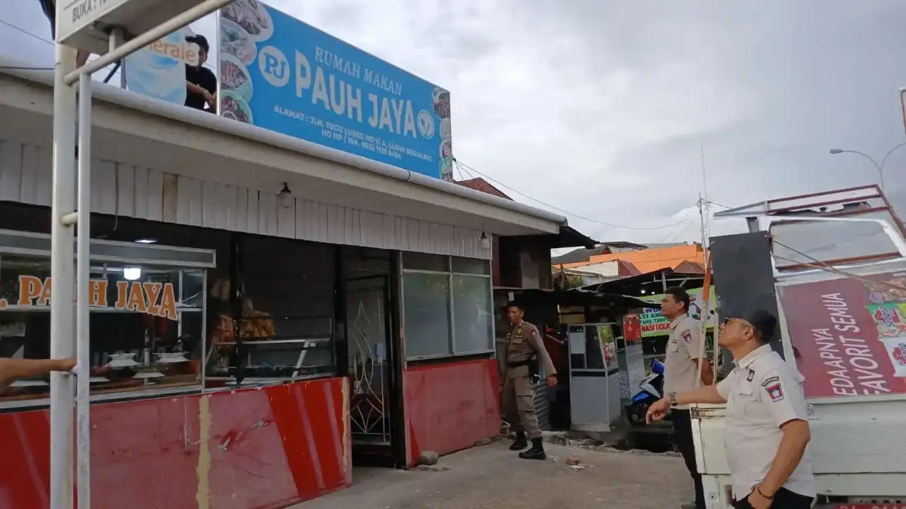 bapenda-kota-padang-bongkar-reklame-yang-tidak-memiliki-izin-dan-telah-habis-izin-masa-tayang