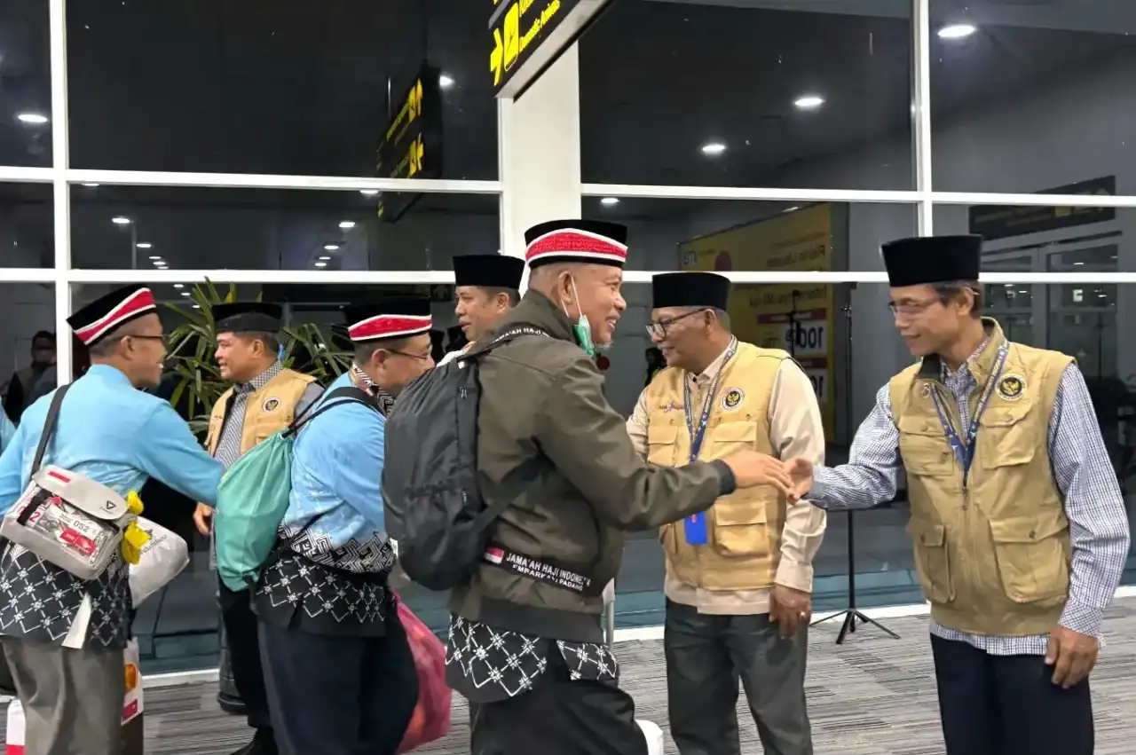 diiringi-hujan-deras,-jemaah-haji-kloter-6-debarkasi-padang-tiba-dini-hari
