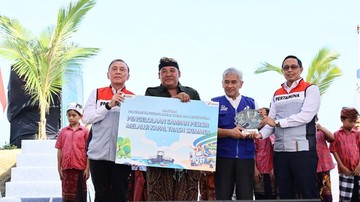 komut-pertamina-luncurkan-kapal-pintar-pembersih-sampah-laut-di-bali