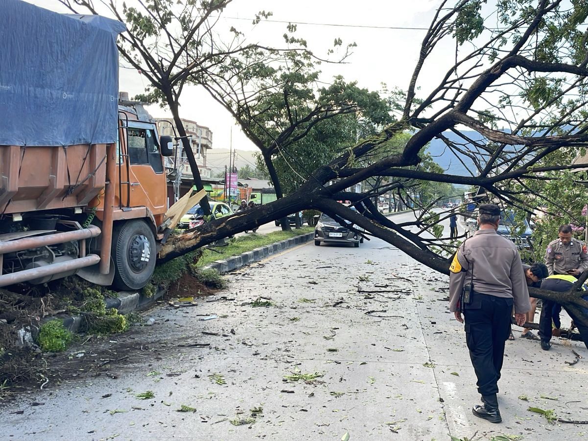 truk-tabrak-pohon-hingga-tutupi-jalur-padang-solok