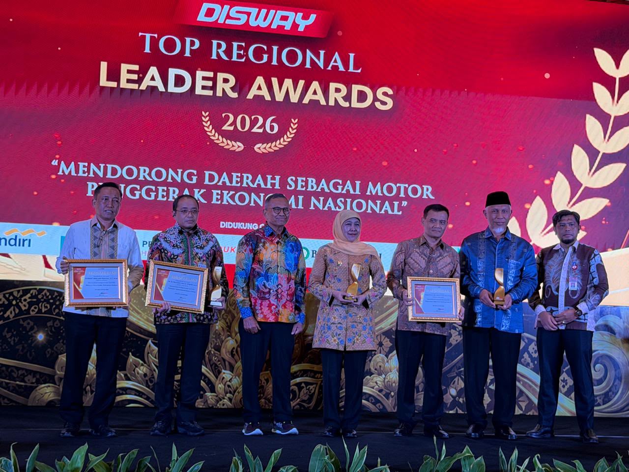 komit-kembangkan-ekonomi-umat-dan-budaya-halal,-gubernur-mahyeldi-raih-penghargaan-nasional