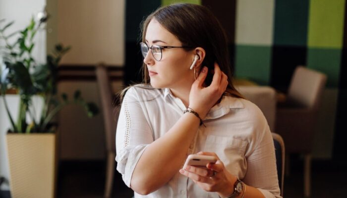 Memilih Earbuds Cerdas dengan Fitur AI untuk Produktivitas Harian