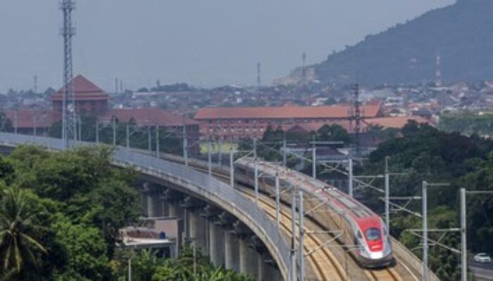 Ratusan Layang-layang Ganggu Operasional Kereta Cepat Whoosh