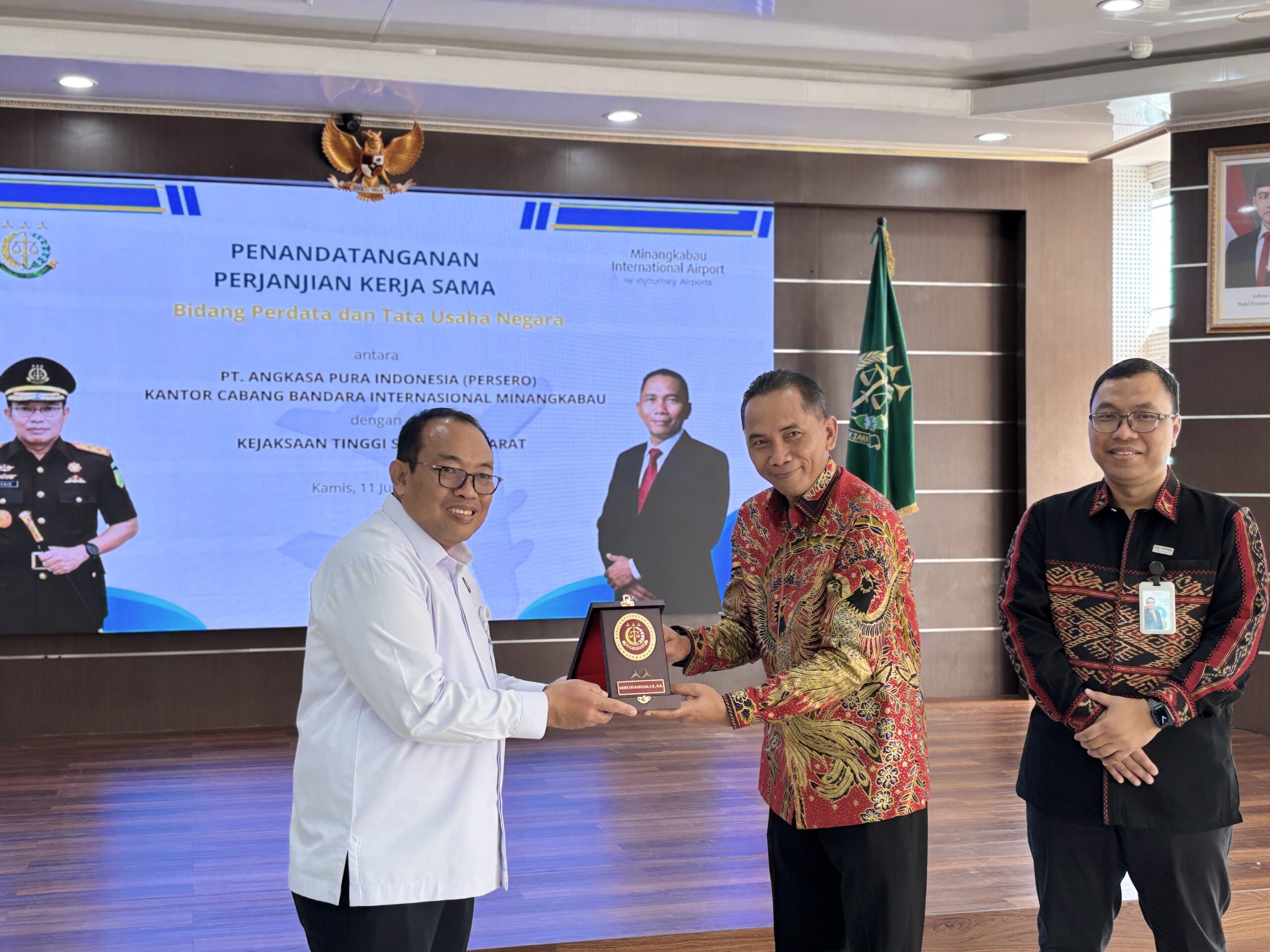 pt-angkasa-pura-bim-teken-mou-dengan-kejati-sumbar