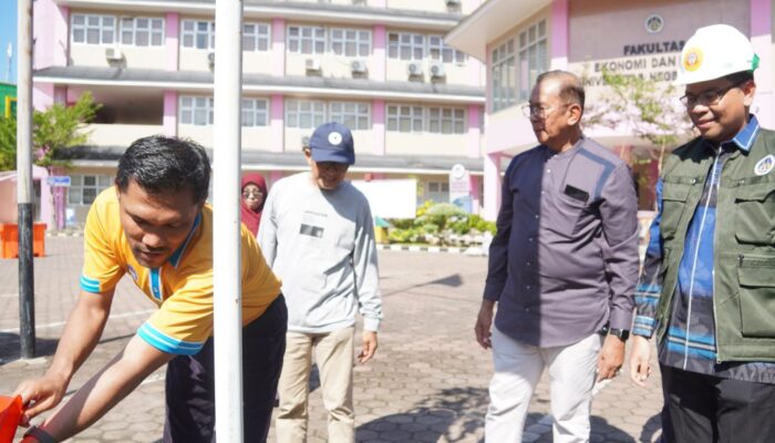 FEB UNP Tanam Puluhan Pohon Wujudkan Lingkungan Kampus Hijau