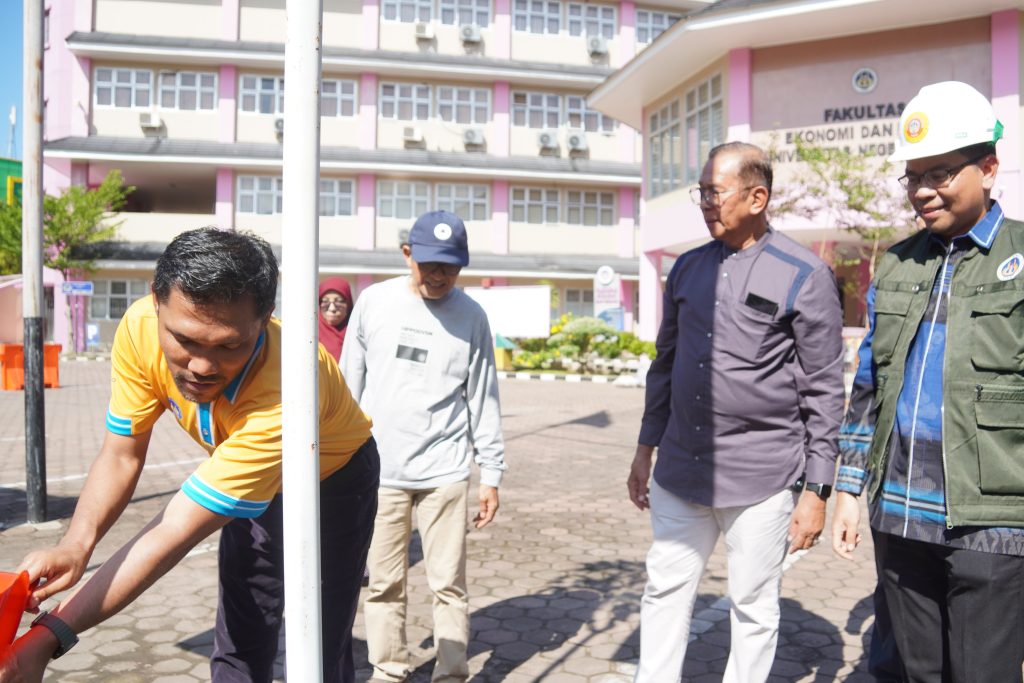 sivitas-feb-unp-peduli-lingkungan,-tanam-75-pohon-di-lingkungan-kampus