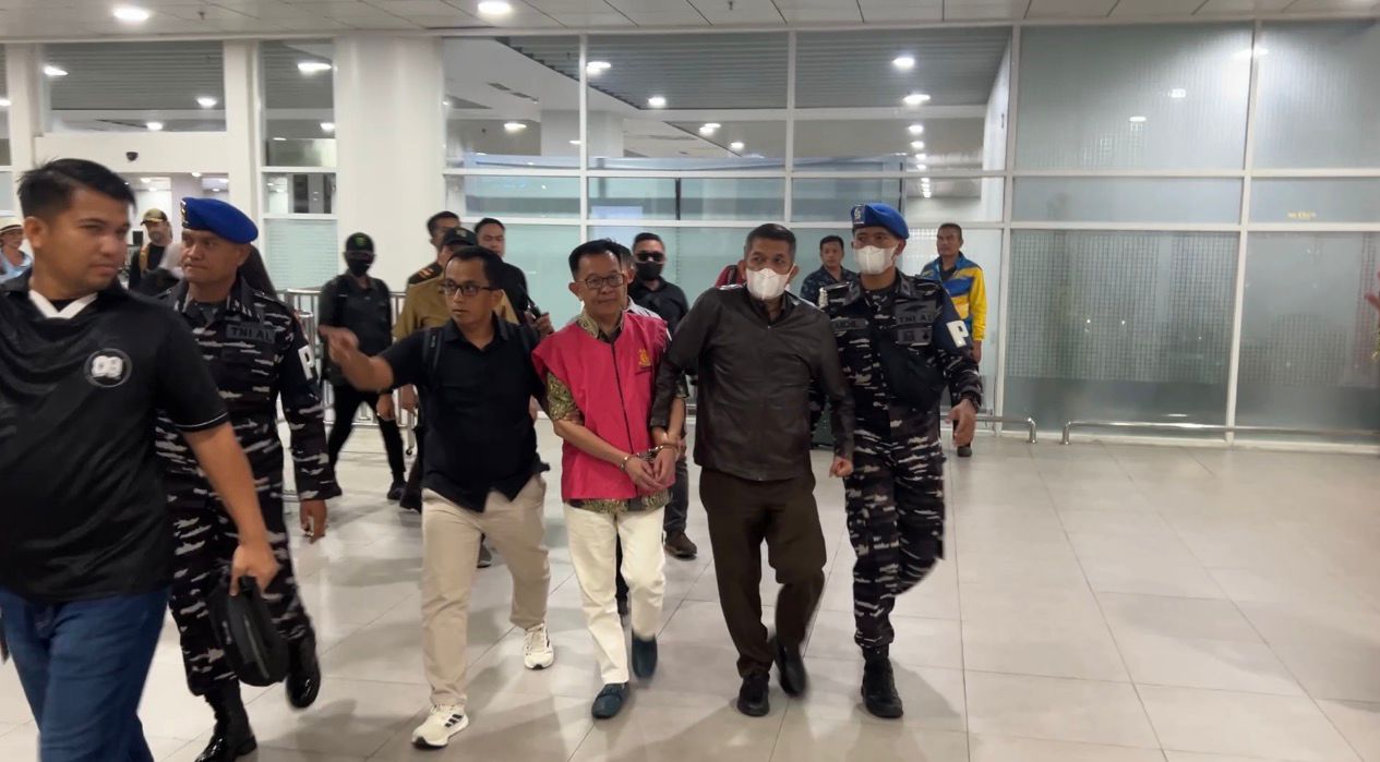 ditangkap-di-jakarta,-dpo-kasus-dugaan-korupsi-bsn-tiba-di-bim-langsung-dibawa-ke-kajati-sumbar