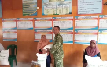 Babinsa Kawal Penyaluran Bantuan Sosial di Batang Kapas