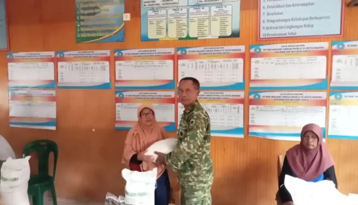 Babinsa Kawal Penyaluran Bantuan Sosial di Batang Kapas