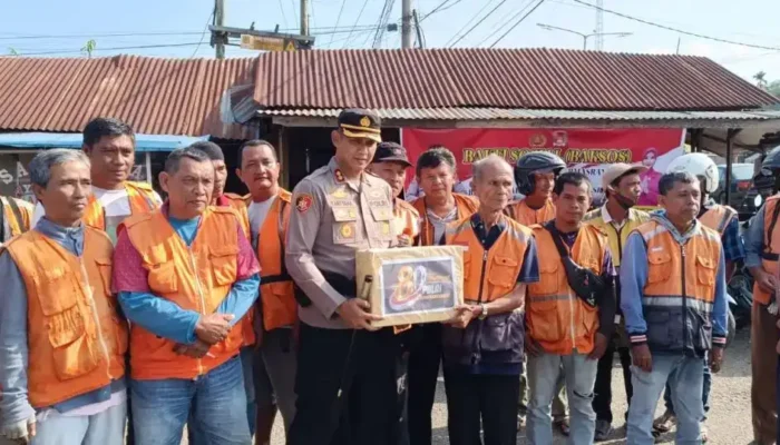 Polres Dharmasraya Salurkan Sembako bagi Pengemudi Ojek Pulau Punjung