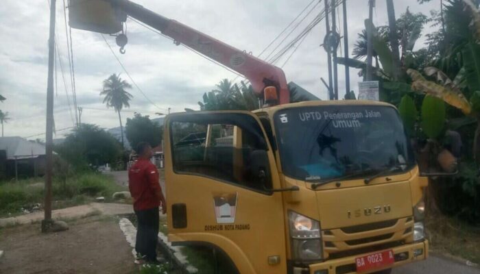Kelurahan Koto Lalang Pasang Lampu Jalan Dukung Program Smart Surau