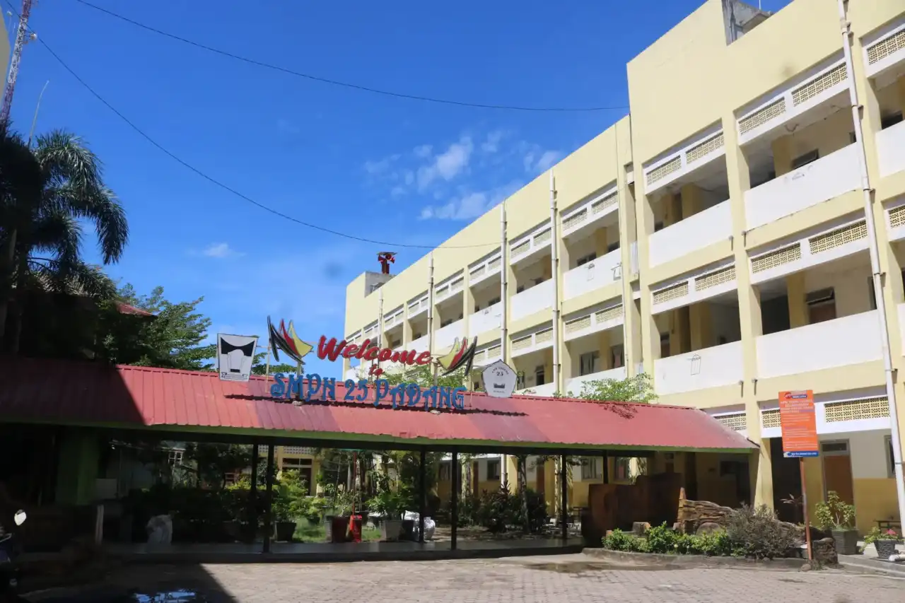 smpn-25-padang-luncurkan-kelas-bilingual-dan-digital