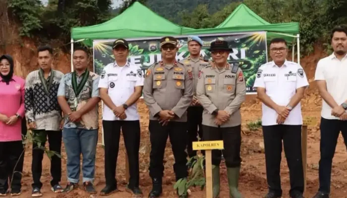 Polres Pesisir Selatan Tanam Seribu Pohon Pulihkan Ekosistem Daerah