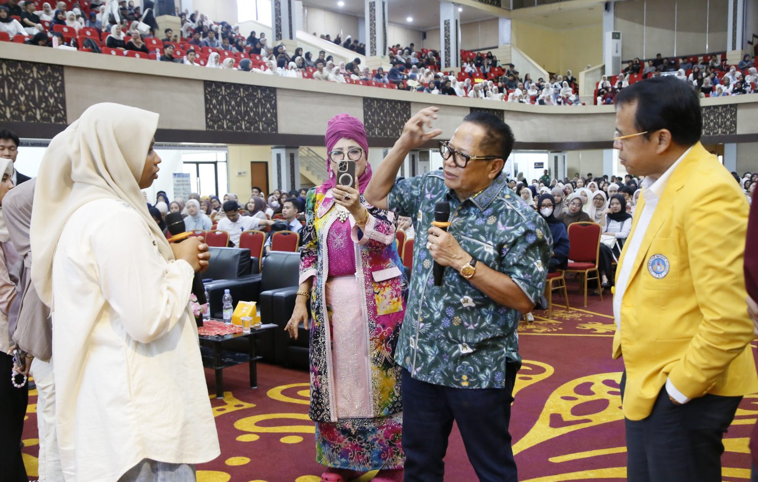 bekali-calon-wisudawan-informasi-peluang-kerja,-unp-hadirkan -basko-dan-ummi-harnelli-bahar