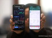 Tampilan grafik pergerakan Indeks Harga Saham Gabungan di layar monitor bursa efek