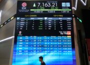Grafik pergerakan Indeks Harga Saham Gabungan (IHSG) di layar monitor bursa efek