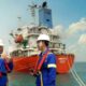 Grafik kinerja keuangan PT Chandra Daya Investasi Tbk yang menunjukkan kenaikan pendapatan namun penurunan laba bersih