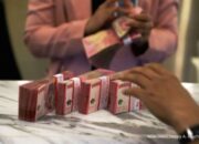 Pasar merespons negatif kasus korupsi, rupiah melemah ke Rp 18.109 per dolar AS