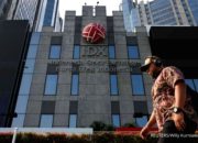 Gedung Bursa Efek Indonesia di Jakarta dengan latar belakang area perkantoran