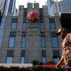 Gedung Bursa Efek Indonesia di Jakarta dengan latar belakang area perkantoran